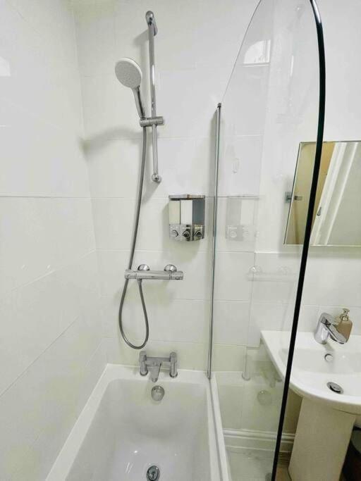 Newly Refurbished, Central Apartment With Permit Parking Bath Buitenkant foto