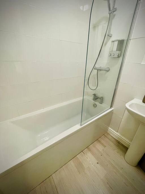 Newly Refurbished, Central Apartment With Permit Parking Bath Buitenkant foto