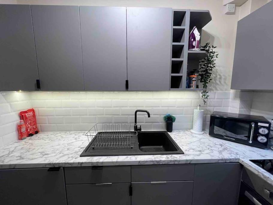 Newly Refurbished, Central Apartment With Permit Parking Bath Buitenkant foto