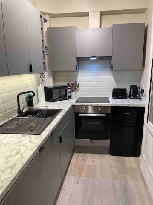 Newly Refurbished, Central Apartment With Permit Parking Bath Buitenkant foto